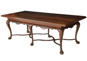 <b>Mesa de jantar </b>brasileira em jacarandá. Tampo retangular de cantos arredondados e saia movimentada entalhada com volutas. Pernas recurvadas terminadas em sapatas e unidas por travessões ondulatórios em "X". Séc. XIX. Med. 79 x 240 x 105 cm