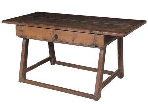 <b>Mesa colonial </b>brasileira construída em madeira nobre de tonalidade clara. Tampo retangular sobre gavetão anterior. Pernas em cavalete "saca botas". Espelho da fechadura de época. Minas Gerais. Séc. XVIII. Med. 86 x 177,5 x 77,5 cm
