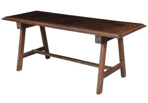 <b>Mesa colonial</b> brasileira em vinhático, apresentando tampo retangular de contornos abaulados sobre pernas de cavalete. Minas Gerais. Séc. XVIII. Med. 80 x 193 x 75 cm
