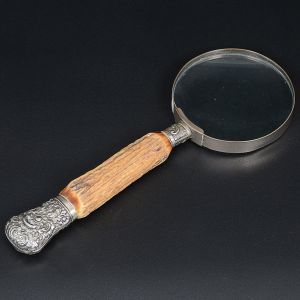 Antiga <B>lupa</B> inglesa com cabo em osso e acabamento em Old Sheffield lavrado com flores e volutas. Compr. 27,5 cm