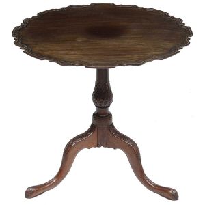 <B>Mesa circular </B>inglesa "tilt top" do início do período vitoriano. Tampo recortado e filetado sobre coluna em segmento de balaústre com lavrados vegetais e perolados. Triplas pernas recurvadas. Primeira metade do séc. XIX. Alt. 71,5 cm; Diâm. 75 cm