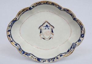 <b>Covilhete</b> oblongo em porcelana Companhia das Índias pertencente ao serviço de Manuel Clemente Pinto, pai do primeiro Barão de Nova Friburgo (com grandeza) Antonio Clemente Pinto. Decoração em azul índigo e ouro tendo ao centro o monograma do referido nobre e borda com flores e folhas. Circa 1815. Referências bibliográficas à pág. 133 do livro "Louça da Aristocracia no Brasil", por Jenny Dreyfus. Compr. 19 cm