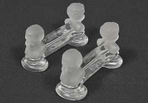 <b>Par de suportes de talher</b> em cristal com busto acetinado, de D. Pedro II menino, ladeando cada extremidade da haste de sustentação. Séc. XIX. Compr. 10 cm
