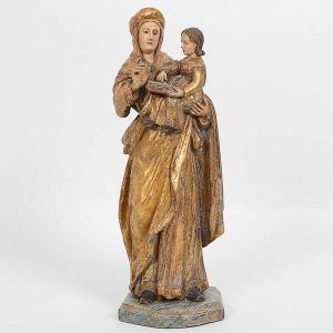 Imagem de <B>Sant'Ana com a Virgem Maria </b>de provável representação ibérica. A imagem encontra-se de pé sustentando a Virgem com o Evangelho em seu braço. Vestes de ambas em pregueados verticais e oblíquos com original pano de cabeça fechado sobre o colo. Olhos em contas e base marmorizada. Séc. XVIII. Alt. 36 cm