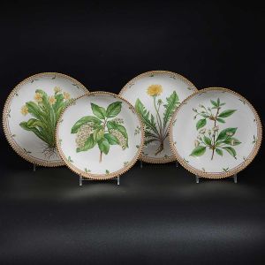 <b>Conjunto de 4 "bowls" </b>circulares em porcelana dinamarquesa da importante manufatura Royal Copenhagen, modelo <b>"Flora Danica"</b>. Cada peça, inteiramente pintada à mão em belíssima policromia com suas designações botânicas e numeração no verso. Apresenta borda em mínimos picotados cobertos a folha de ouro. Diâm. 25, 23 e 22 cm