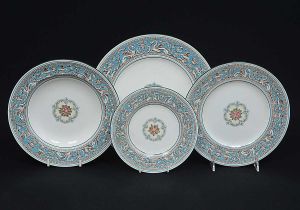 <b>Serviço de jantar </b>em cerâmica inglesa Wedgwood, belamente decorado com figuras de grifos e dragões em composições com vasos e estilizações vegetais, predominando a tonalidade turquesa. Centro com cachos de frutos. Marca da manufatura no verso. Constando de 24 grandes pratos rasos (27 cm), 11 pratos de sopa, 12 pratos para entradas e 12 pratos de sobremesa. Total de 59 peças.