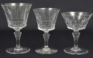 <b>Conjunto de copos em cristal BACCARAT </b>modelo "Piccadilly", lapidado em escavados. Marca da "cristallerie" na base. Constando de 6 copos p/ água, 8 copos p/ vinho e 6 copos p/ champanhe. Total de 20 peças. Alt. 15,5 cm; 14 cm e 12,5 cm