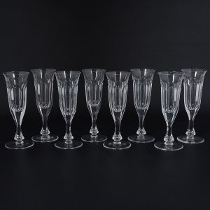 Conjunto de <B>8 flutes </b>em cristal tcheco Moser apresentando lapidação digiforme. Alt. 17,5 cm