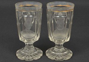 <B>Par de copos de pé</b> em cristal da Bohemia, lapidado com reservas ovais em seus respectivos bojos, trazendo os bustos de D. Pedro II e D. Tereza Cristina. Vestígios de douração. Referência bibliográfica à pág. 384 e 385 do livro "O Cristal no Império do Brasil", por Jorge Getúlio Veiga, Carlos Eduardo de Castro Leal e João Augusto de Souza Lima. Alt. 15 cm