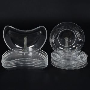 <B>Conjunto de 6 pratos p/ pão e 6 covilhetes </B>em formato meia lua, em cristal francês BACCARAT, lapidado no modelo "Harcourt". Marcas da "Cristallerie" nas bases. Diâm. dos pratos 16 cm; Compr. dos covilhetes 20,5 cm