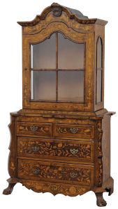 <b>"Cabinet on chest" </b>holandês construído em madeira nobre profusamente trabalhada em "marqueterie" florida. Parte superior com porta envidraçada encimada por arcada que centraliza elemento concheado. Parte inferior em cômoda de linhas movimentadas com duas gavetas e dois gavetões. Ilhargas em curvas e contracurvas terminadas em pés de garras sobre bolas. Med. 199 x 116 x 52 cm
