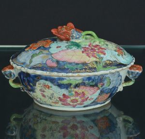 <B>Marquês de Vila Real da Praia Grande</b> (Caetano Pinto de Miranda Montenegro) - Rara <B>sopeira para molho</b> em porcelana Companhia das Índias riquissimamente decorada em policromia no conhecido padrão "Folha de Tabaco". Apresenta forma oval decorada com inspiração na vegetação luxuriante do sudeste asiático e das ilhas do oceano pacífico. Pegas do bojo e da tampa modeladas em flor predominando a tonalidade "rouge de fer". Séc. XVIII. Referências bibliográficas nos mais conceituados livros de porcelana publicados. Compr. 19 cm