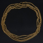 <B>Corrente longa</B> com 206 centímetros, com "design" de elo português, em ouro 18 k. Peso 113,51 gramas.