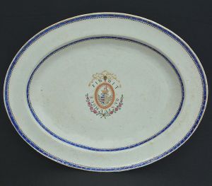<b>Quinto Conde de Sarzedas </b>(Bernardo José Maria da Silveira e Lorena) - <b>Travessa</b> oval em porcelana Companhia das Índias pertencente ao serviço de jantar do referido nobre. Centro apresentando brasão armorial em policromia e borda em azul cobalto decorada com estrelinhas a ouro. Séc. XIX. Referências bibliográficas à pág. 151 do livro "Louça da Aristocracia no Brasil", por Jenny Dreyfus. Compr. 38 cm