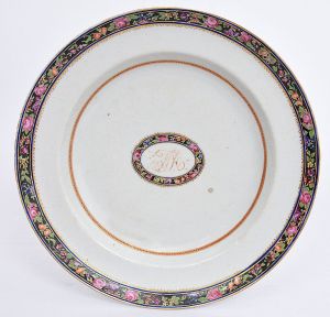 <B>Primeiro Barão de Bonfim</b> (José Francisco Mesquita) - <b>Prato</b> circular em porcelana Companhia das Índias pertencente ao primeiro serviço de jantar do referido nobre. Apresenta reserva central e borda em policromia florida realçada a ouro. Séc. XIX. Circa 1830. Referências bibliográficas à pág. 315 do livro "A Porcelana Chinesa ao Tempo do Império", por Nuno de Castro. Diâm. 25 cm