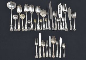 Extenso e excepcional <b>faqueiro</b> em prata inglesa em composição dos modelos "Queen's & King's Pattern". As peças possuem em sua maioria contrastes vitorianos apresentando também peças do período georgiano com várias letras data. Constando de 28 garfos de mesa, 29 facas de mesa, 20 colheres de sopa, 14 garfos de peixe, 14 facas de peixe, 28 garfos de sobremesa, 24 colheres de sobremesa, 33 facas de sobremesa, 18 colheres pra chá, 6 pequenas conchinhas para mostarda em interior em "vermeil" e 21 peças de servir. As lâminas das facas e de um garfo de assado em metal Sheffield com marca do fabricante. Acompanha mais 2 peças em metal EPNS e 1 garfo trinchante em metal Mappin & Webb. Total de 237 peças. Peso 13500 gramas.