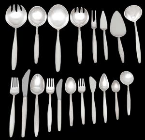 <b>GEORG JENSEN  DENMARK  Faqueiro </b>em prata Sterling lisa, "design" típico escandinavo. Constando de 12 garfos de mesa, 11 facas de mesa,12 colheres de sopa, 12 garfos de peixe, 12 facas de peixe, 12 garfos de sobremesa, 12 facas de sobremesa, 8 colheres de sobremesa, 12 espátulas para manteiga, 12 colheres para café e 18 peças de servir. Total de 133 peças.