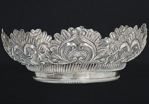 Grande e rara <b>coroa de santa Mártir</b> em prata brasileira profusamente decorada em vazados com botões de flores e cercadura de goivos na base. Sec. XVII ; XIX. Peso 525 gramas. Alt. 12,5 cm; Diâm. 29,5 cm