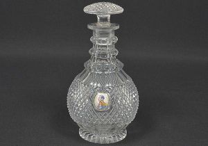 <b>Garrafa</b> provavelmente da manufatura de VISTA ALEGRE lapidada em padrão dito "bico de jaca", apresentando sobre o bojo "sulphide" oval em policromia com o busto de "Pedro II Imperador do Brasil", dizeres que circundam o limite superior, em torno, friso dourado. Tampa em forma de cogumelo. Referência bibliográfica à pág. 374 e 375 do livro "O Cristal no Império do Brasil", por Jorge Getúlio Veiga, Carlos Eduardo de Castro Leal e João Augusto de Souza Lima. Alt. 26,5 cm