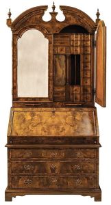 <b>"Bureau bookcase" </b>inglês do séc. XIX, construído em plumas de rádica. Parte superior com duas portas espelhadas e interior com escaninhos e diversas gavetas centralizando cofre. Parte inferior em cômoda papeleira também com diversos compartimentos e três gavetões sobrepostos. Puxadores metálicos. Med. 238 x 210 x 90 cm