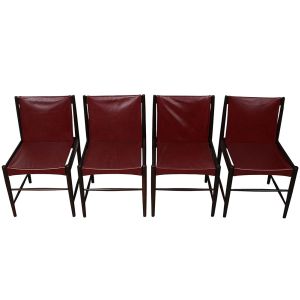 <b>SÉRGIO RODRIGUES - Conjunto de 4 cadeiras</b> "Cantu" com estrutura em jacarandá e estofamento em curvim "bordeaux". Couro renovado. Alt. 82 cm