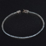 <b>Pulseira Riviera</b> em ouro branco 18k, cravejada com águas-marinhas redondas com 3 pts. cada. Peso 6,5 gramas.