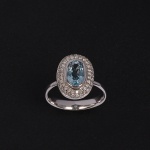 <b>Anel</b> em ouro branco 18k, com água-marinha central oval, cravejado com brilhantes Amsterdan redondos. Peso 5,5 gramas.