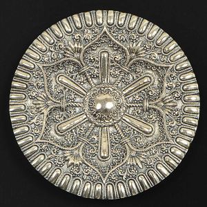 <b>Medalhão</b> circular em prata portuguesa profusamente decorada em relevo com arabescos e elementos vegetais sobre fundo apicoado. Borda em gomos. Contraste da cidade do Porto, meados do séc. XIX e marca de prateiro. Diâm. 38,5 cm. Peso 830 gramas.