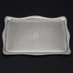 <b>Bandeja </b>retangular para correspondência em prata inglesa com borda lisa ondulada e fundo texturizado com reserva circular ao centro. Contraste da cidade de Birmingham de 1925 e marca ilegível de prateiro. Med. 29,5 x 20 cm. Peso 370 gramas.