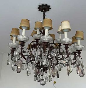 Grande <b>lustre</b> francês com estrutura em bronze e pingentes em forma de gotas, "cabochons" multifacetados e rosetas com terminação em esfera na parte inferior. Cúpulas em pergaminho. Séc. XIX.