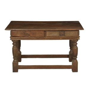 <b>Mesa inglesa</b> do período jacobino construída em carvalho. Caixa retangular com duas gavetas anteriores apoiada em montantes torneados e decorados por gomos. Travessões de união na parte baixa. Ferragens de época. Séc. XVIII. Med. 77 x 129,5 x 76 cm