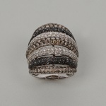 <B>Anel de diamantes</B> montado em ouro branco 18k, com trezentos e trinta e cinco diamantes, todos "full brilliant cut". Duas carreiras de diamantes brancos, duas carreiras de diamantes negros e três carreiras de diamantes amarelos. Peso aproximado dos diamantes 6,70 quilates. Peso da peça 15,00 gramas.