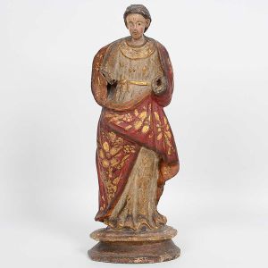 <b>Imagem de santa</b>, brasileira, em madeira policromada, com manto vermelho enviesado ao corpo e decorado com flores a ouro. Veste de tonalidade acinzentada. Minas Gerais. Séc. XVIII. Faltam parte dos braços e as mãos. Alt. 45,5 cm