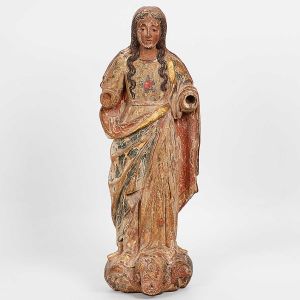 Imagem de <b>Nossa Senhora</b> brasileira em madeira com vestes entalhadas. Apresenta vestígios de policromia realçada a ouro. Longos cabelos ondulados parcialmente caídos à frente. Véu de cabeça desce ao meio das costas. A Santa encontra-se pousada em enrolados de nuvens com cabeça de anjo projetada à frente. Minas Gerais. Séc. XVIII. Faltam os antebraços. Alt. 44,5 cm