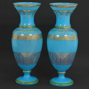 Belo<b> par de vasos em opalina</b> francesa, apresentando forma de segmentos de balaústre na cor turquesa ricamente decorados com arabescos a ouro. Séc. XIX. Alt. 50,5 cm