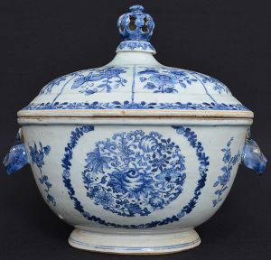 <b>Sopeira</b> oblonga em porcelana Companhia das Índias decorada em azul índigo "underglaze" com arabescos floridos, borboletas e outros insetos. Pegas do bojo modeladas em robustas cabeças de lebres e da tampa em coroa. Séc. XVIII. Alt. 28,5 cm; Compr. 32 cm