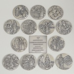 <b>Conjunto de 13 medalhas e 1 placa</b> em prata 999. Os profetas, de Antônio Francisco Lisboa, "O Aleijadinho". Gravura de Fritz Lohmann. Peso total 611 gramas.