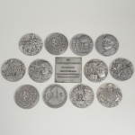 <b>Conjunto de 12 medalhas e 1 placa</b> em prata 999. Os descobridores. Gravura de Fritz Lohmann. Ouro Preto Collection. Peso total 637 gramas.