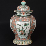 <B>Potiche</B> piriforme em porcelana chinesa policromada, profusamente decorada com grandes reservas floridas com insetos. Restante do bojo com arabescos fitomorfos. Marcas no verso. Pequeno quebrado na borda da tampa. Séc. XVIII / XIX. Alt. 42 cm