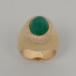 <B>Anel de esmeralda e diamantes</b> em ouro 18k. Esmeralda oval lapidação "cabochon", com peso aproximado de 5,00 quilates e noventa e oito diamantes "full brilliant cut" com peso aproximado total de 0,50 quilates. Peso total 15,70 gramas.