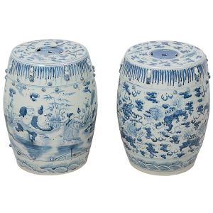 <b>Dois "garden-seats" </b>em porcelana chinesa, decorados com figuras em cena festiva, ramagens e dragões celestiais em azul índigo "underglaze" sobre fundo branco. Provavelmente séc. XIX. Desprezíveis perdas nos elementos esféricos. Alt. 47 cm; Diâm. do assento 30 cm