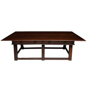 Grande <b>mesa</b> brasileira construída em madeira nobre. Caixa retangular apresentando dois gavetões com puxadores metálicos. Seis apoios em cavalete unidos por travessões na parte baixa. Séc. XIX. Med. 82 x 263,5 x 127 cm