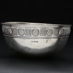 <b>"Bowl"</b> em prata inglesa de bojo liso com borda decorada em estilizações geometrizadas. Contraste da cidade de Sheffield de 1908 e marca de prateiro. Apresenta mossas do tempo. Alt. 11,5 cm; Diâm. 23 cm. Peso 450 gramas.