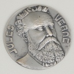 <b>Medalha Brasil</b>, Jules Verne, em comemoração ao sesquicentenário de nascimento 1828-1978, em prata 999, com contraste na borda. Peso 57 gramas.