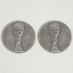 <b>Lote constando de 2 medalhas </b>- Tetra Campeão 1978. Medalha comemorativa da Copa do Mundo de 1978, em prata. Peso total 84 gramas.