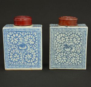 <b>Par de "tea-caddies"</b> em porcelana chinesa de forma quadrada decorada com arabescos vegetais. Tampa em madeira. Alt. 16 cm