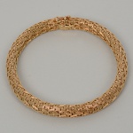 <B>Pulseira</B> em ouro 18k, com "design" entrelaçado. Peso 38,90 gramas.
