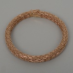 <B>Pulseira</B> em ouro 18k, rosado, com "design" entrelaçado. Peso 38,22 gramas.