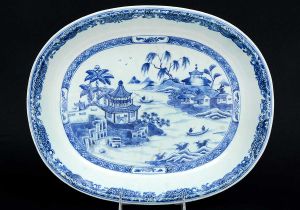 <b>Travessa</b> funda de forma oblonga em porcelana Companhia das Índias. Apresenta bela cena lacustre com embarcações e pagodes. Borda com arabescos. Séc. XVIII. Med. 36,5 x 29,5 cm