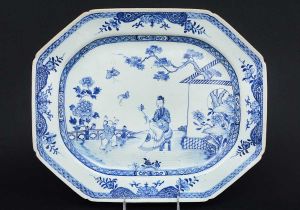 Grande <b>travessa</b> de forma retangular e cantos chanfrados em porcelana Companhia das Índias decorada em azul índigo "underglaze" com figura de nobre e criança, em cena lúdica de terraço. Borda com arabescos floridos. Séc. XVIII. Med. 41 x 34 cm
